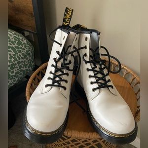 DR MARTENS COMBAT BOOTS